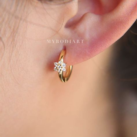 A variety of earrings enrich your daily life Simple earrings in your life Small Earrings Gold, Gold Earrings Indian, Gold Ring Designs, Bar Stud Earrings, Gold Jewelry Earrings, Gold Jewelry Simple, Jewelry Design Earrings, Gold Earrings Designs, Gold Necklace Designs