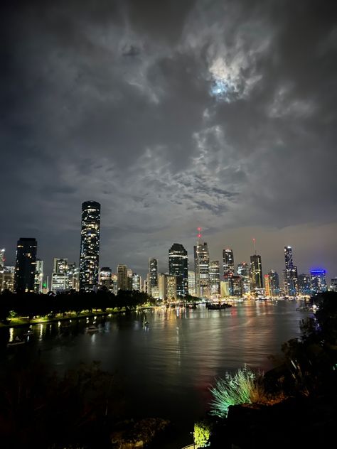 Tia Tamera, Houses By The Beach, Night Sky Wallpaper, Brisbane City, Night Scenery, Beautiful Places On Earth, Cute Love Stories, Brisbane Australia, Night City