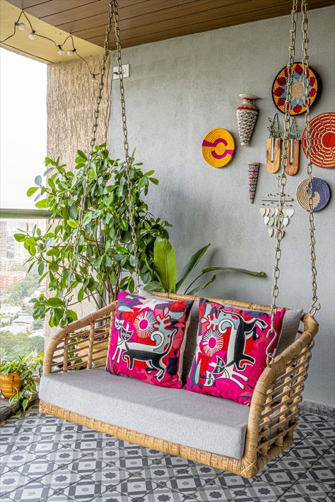 Having a swing in your balcony can elevate the look of the space. Here’s a list of balcony ideas with swings to help you create a relaxing outdoor area. Balcony Swing Chair, Traditional Balcony Design, Balcony Jhula, Balcony Swing Ideas, Swings In Balcony, Balcony Swings, Swing In Balcony, Indian Balcony Decor Ideas, Indoor Atrium