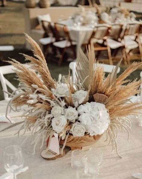 Dried Flower Centrepiece Wedding, Pampas Flower Arrangement, Round Table Decor Wedding, Beach Wedding Reception Tables, Engagement Party Centerpieces, Wedding Reception Tables Centerpieces, Boho Centerpiece, Beach Centerpieces, Round Wedding Tables