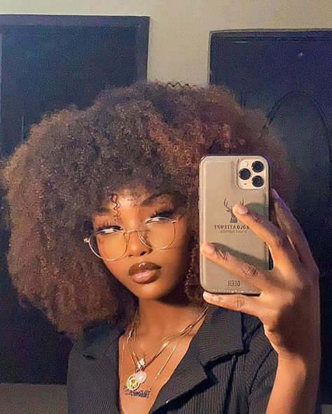 Pretty Selfies Black Skin, Black Therapy, Black Oc, Looks Hippie, Cabello Afro Natural, Jasper Hale, Cute Natural Hairstyles, Crochet Wig, Makeup For Black Skin