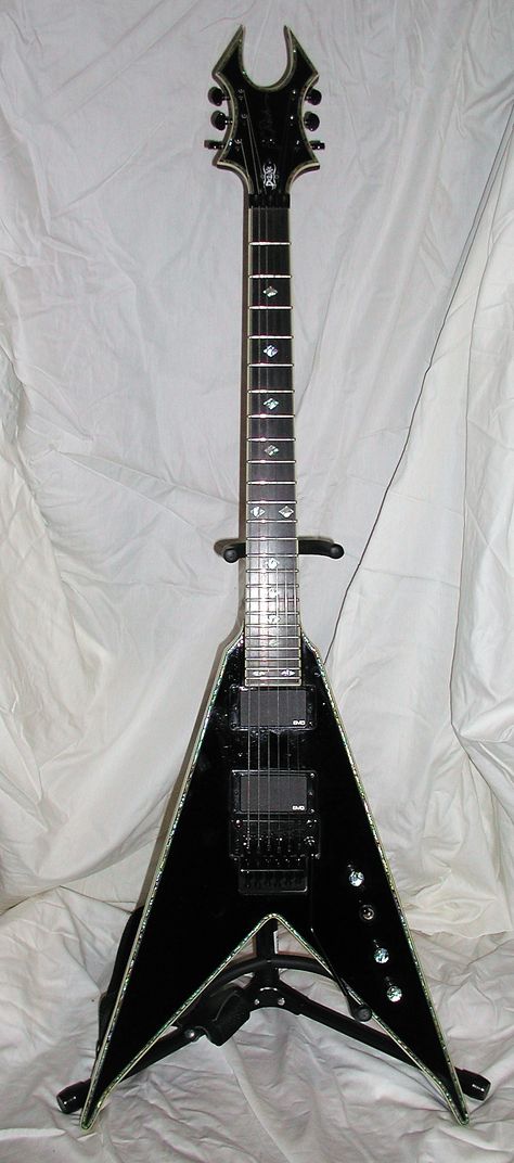 ( PRESENT ) BC RICH- DELUXE V JR Guitar- jA Goth Lesbian, Bc Rich Guitars, Flying V Guitar, I Love Bass, Dream Guitar, Guitar Metal, Wall Of Sound, Guitar Rig, Guitar Obsession