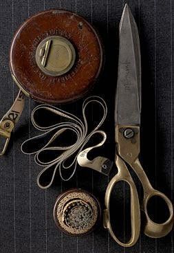 Vintage tailor tools Antique Scissors, Vintage Scissors, Vintage Sewing Notions, Vintage Sewing Machines, Foto Art, Sewing Items, Sewing Box, Sewing Tools, Sewing Accessories