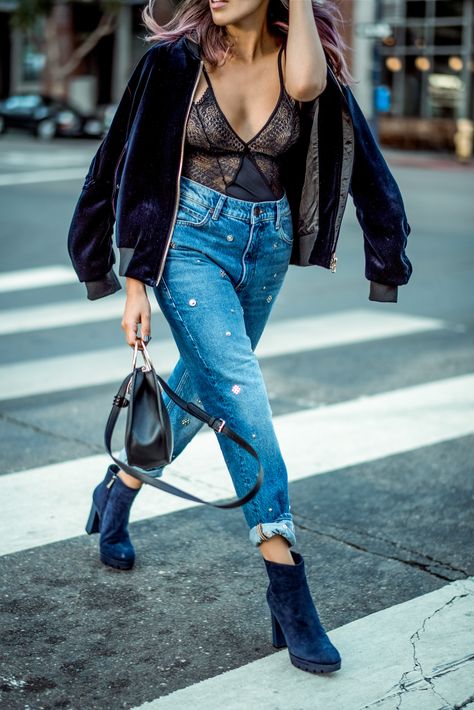 lingerie streetstyle in sandro #frankvinyl Bra And Jeans Outfit, Lingerie Outfit Going Out, Lace Bralette Outfit, Lingerie As Outerwear, Best Bra, Vinyl Fashion, Bralette Outfit, Lingerie Plus Size, Body Suit Outfits