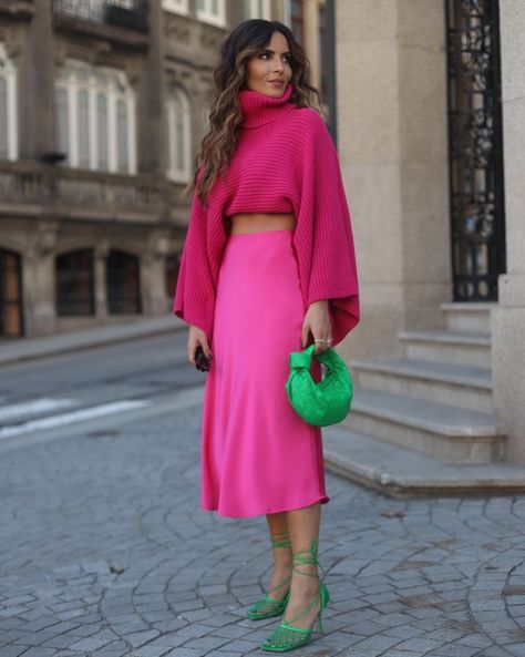 Fushia Outfit, Moonlit Winter, Romantic Wardrobe, Midi Skirt Outfit Winter, Valentine Fashion, 21 Diner, Clothes Board, Chique Outfit, Pink Midi Skirt