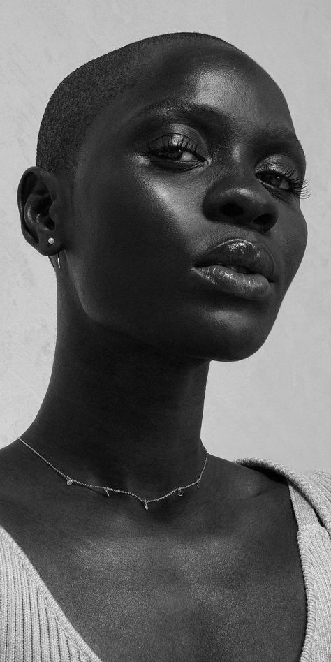 Black And White Portraits Side Profile, Black Women Portraits Photographs, Side View Black Woman, Black Woman Model Photography, Black And White Portraits Of Black Women, African American Portraits, Black And White Figure Photography, Face Straight On, Portrates Photography