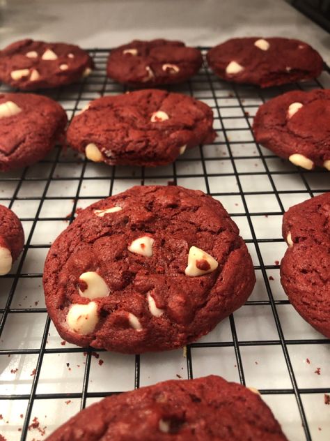 Velvet Cookies, Red Velvet Cake Mix, Red Velvet Cookies, Food Babe, Yummy Comfort Food, Buffet Food, Food Recepie, Velvet Cake, Red Velvet Cake