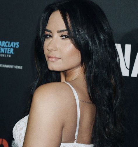 Demi Lovato 2017, Demi Lovato Body, Eyebrows On Fleek, Her Cut, Demi Lovato, Miley Cyrus, Dark Hair, Selena Gomez, Justin Bieber