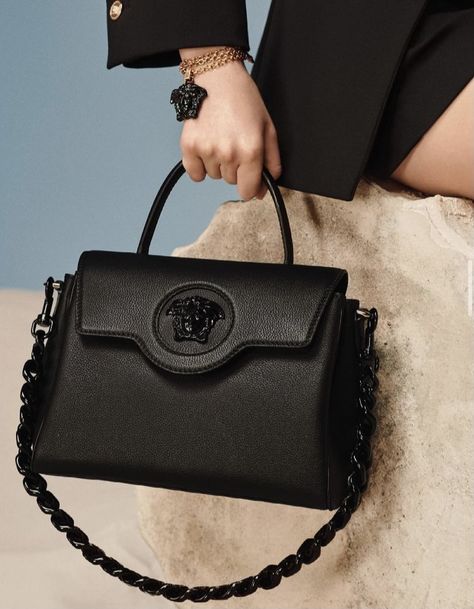 White Gucci Bag, Black Designer Bags, Versace Bag, Trending Womens Shoes, Luxury Bags Collection, Givenchy Bag, Diy Bags Purses, Daily Bag, Fancy Bags