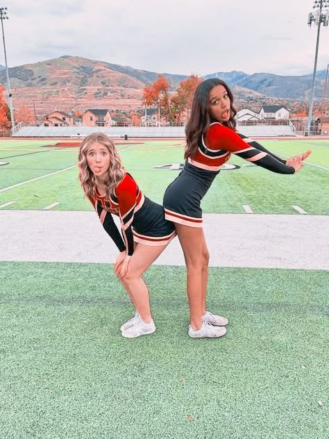 Buddy Cheer Poses, Cheerleader Pictures Poses Best Friends, Football Season Cheer Pictures, Two People Cheer Poses, Cute Cheer Pics With Friends, Cheer Friend Pictures, Cheer Photoshoot Poses Duo, Cheer Picture Poses Two People, Cute Cheer Pictures Poses