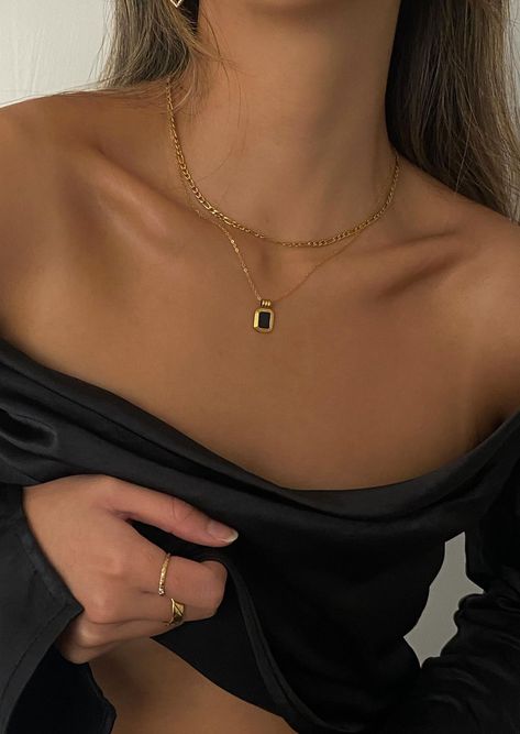 Cute Layering Necklaces, Classy Jewelry Necklaces, Dainty Necklace Layering, Gold Black Jewelry, Cool Jewelry Necklaces, Layered Gold Necklaces Aesthetic, Dainty Necklace Stack, Gold Necklaces Aesthetic, Black Dress Gold Jewelry