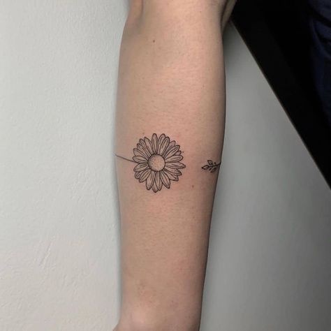 Top 107 Best Daisy Tattoos [2020 Inspiration Guide] - Next Luxury Daisy Fine Line, Daisy Tattoo Ideas, Daisy Tattoo Meaning, Daisy Tattoos, Daisy Tattoo Designs, Daisy Flower Tattoos, Common Tattoos, Around Arm Tattoo, Bouquet Tattoo