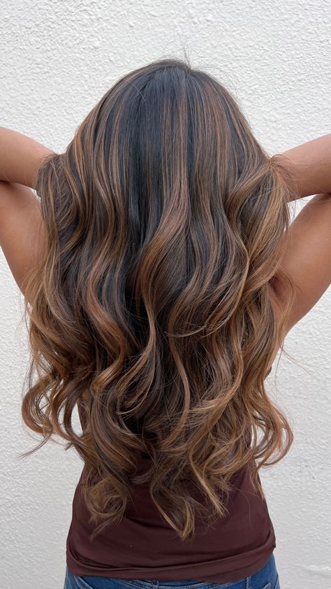 Caramel Blonde Balayage On Black Hair, Pelo Chocolate Caramelo, Baby Lights Caramelo, Balayage Cafe, Balayage Chocolate, Carmel Balayage, Black Hair Balayage, Brown Hair Inspo, Hair Growing Tips