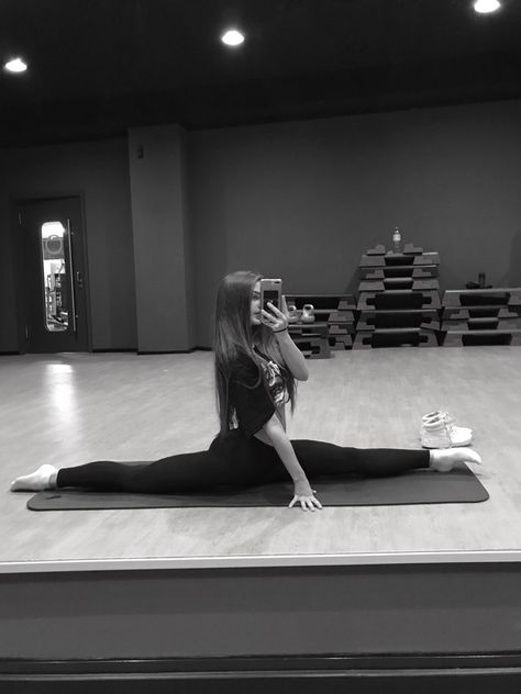 Stretching Aesthetic Photo, The Splits Aesthetic, Splits Aesthetic, Gym Time Quotes, Split Aesthetic, Gym Vision Board, Flexibility Aesthetic, Health Vision Board, Fitness Lifestyle Aesthetic