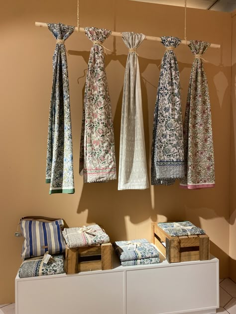 Fabric Sample Hanger Display, Tablecloth Display Ideas, Scarf Shop Design Ideas, Hijab Display Ideas, Retail Scarf Display, Diy Scarf Display, Scarf Display Ideas Visual Merchandising, Scarves Display Visual Merchandising, Fabric Display Ideas Textiles