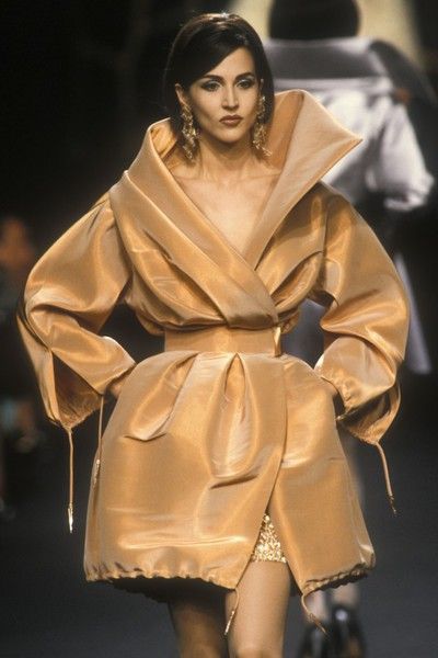 Runway 90s, Milan Outfits, Claude Montana, Models 90s, Models Backstage, 90s Runway Fashion, Original Supermodels, High Fashion Editorial, Modeling Tips