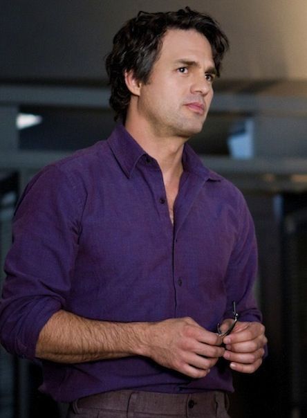 I don't know why but I love him in purple!!<<<< BECAUSE Mark Ruffalo is wearing *the* purple shirt! Dr Banner, Marvel Man, Banner Hulk, Bruce Banner Hulk, Toni Stark, Marvel Coloring, Pepper Potts, Carol Danvers, Marvel Photo