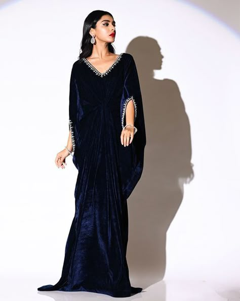 New Party Wear Dress, Velvet Kaftan, Kaftan Style Dresses, Stylish Tunic, Kaftan Designs, Velvet Dress Designs, Fancy Suit, Gowns Dresses Elegant, Blue Velvet Dress