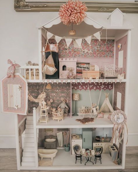 𝓛𝓲𝔃 🌸 on Instagram: “DIY Dolls House Isla loved her dolls house that I made her! I can’t take all the credit though, my husband did the panelling for me…” Barbie Doll House Renovation, Dolls House Bedroom, Maileg Dollhouse Diy, Victorian Dollhouse Interior Ideas, Diy Maileg Dollhouse, Kid Craft Dollhouse Makeover, Maileg House Diy, Doll House Diy Ideas, Kidkraft Dollhouse Makeover