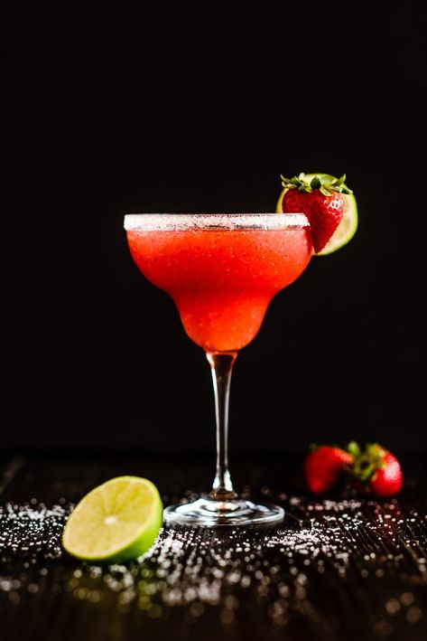 Easy Rum Cocktails, Rum Cocktails Easy, Strawberry Daiquiri Cocktail, Strawberry Tequila, Salsa And Guacamole, Chips Salsa, Strawberry Cocktails, Frozen Margarita, July Recipes