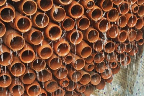 This Innovative Cooling Installation Fights Soaring Temperatures in New Delhi | ArchDaily Arch Concept, Natural Air Conditioner, Evaporative Cooling, Passive Cooling, Future Office, Ancient Technology, Brick Architecture, Water Fountains, Earthship