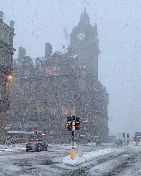 Edinburgh Winter, Castle Fraser, Scotland Aesthetic, Edinburgh Christmas, Scottish Homes, Snowy Day, Edinburgh Scotland, Scotland Travel, Winter Aesthetic