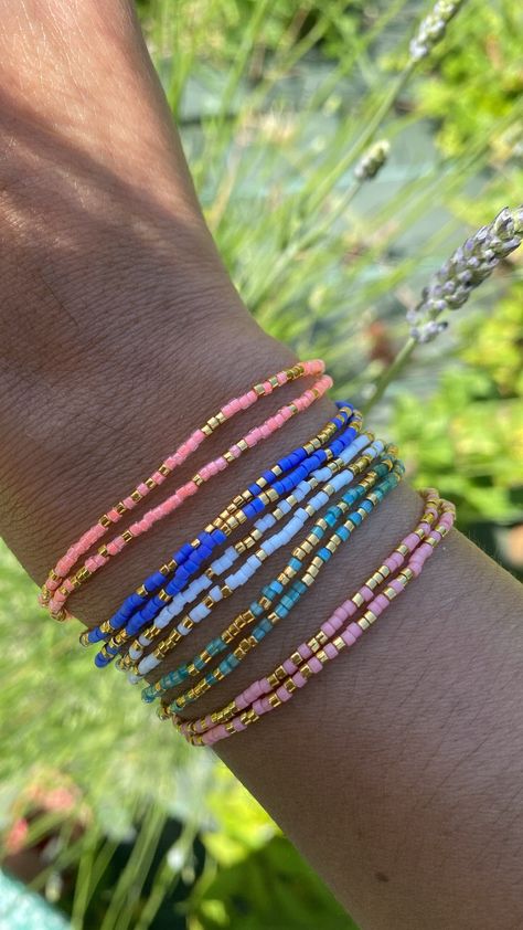 Des petits bracelets élastiques fins et minimalistes, à offrir ou tout simplement pour se faire plaisir. �★ Bracelets doubles en perles miyuki ★ Perles colorées et perles dorées plaqué or 24kt ★ Taille pour poignet moyen entre 15cm et 17cm ★ Chaque bracelet est emballé individuellement avec une petite carte De nombreux coloris disponibles, contactez moi pour plus d'infos. Bracelet Perle Plate, Small Bead Bracelet, Bracelet Miyuki, Miyuki Bracelet, Friends Diy, Id Bracelets, Homemade Jewelry, Dream Jewelry, Jewelry Inspo