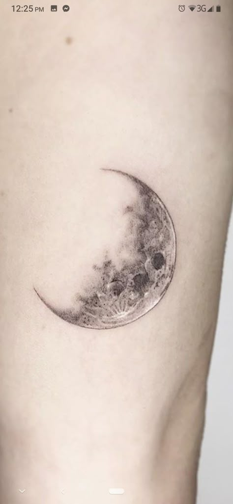 Unique Moon Tattoo Ideas, Realistic Moon Tattoo, Luna Tattoo, Small Moon Tattoos, Lady Tattoo, Tattoo Moon, Crescent Moon Tattoo, Moon Tattoos, Muster Tattoos