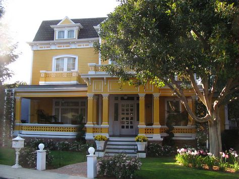 The Solis's house on Wisteria Lane on the Universal Studio Tour by Loren Javier, via Flickr Desperate Housewives House, American Interior Style, Dream House Aesthetic, Wisteria Lane, Vintage Houses, Universal Studio, Famous Houses, Hollywood Homes, The Munsters