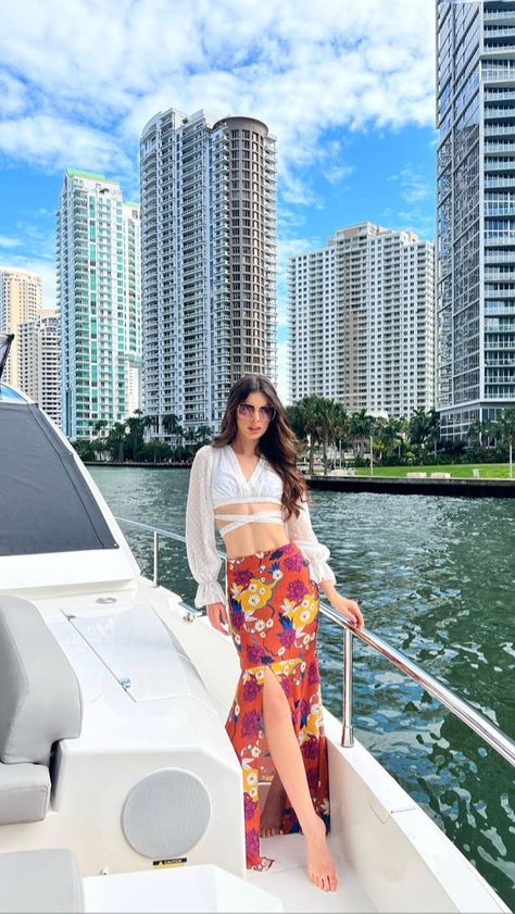 Nadia Ferreira, Yacht Party Outfit, Yacht Outfit, Dubai Yacht, Dubai Outfit, Khloe Kardashian Photos, Dubai Outfits, Beach Party Outfits, Simple Style Outfits