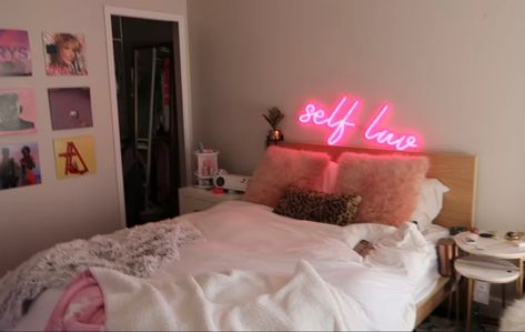 Emily Paulichi Bedroom, Emily Paulichi Room, Emily Paulichi, Tik Tok Room, Room Desk Decor, Bedroom Upgrade, Glam Bedroom, New Room Ideas, Cute Bedroom Ideas