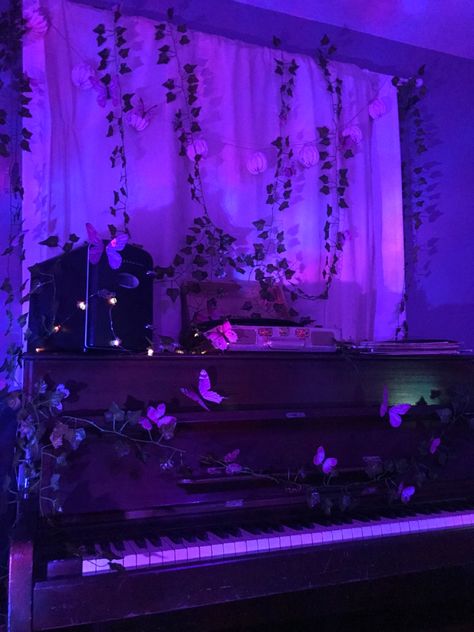 Purple Aesthetic Romantic, Cyberpunk Cottagecore, Purple Piano Aesthetic, Record Player Bedroom, Aesthetic Piano Pictures, Piano Player Aesthetic, Music Purple Aesthetic, Purple Yeonjun, Piano Aesthetic Wallpaper