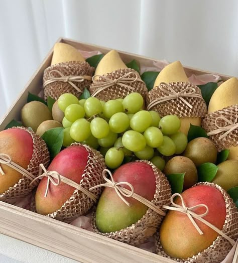 Fruit Basket Ideas Gift Diy, Small Fruit Basket Ideas Gift, Fruit Hampers Baskets Gift Ideas, Fruit Basket Gift Ideas, Fruit Basket Ideas Gift, Fruit Basket Diy Gift, Fruit Flower Basket, Office Presentation, Fruit Bouquet Ideas