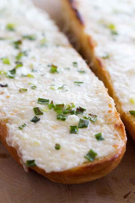 A knock off of the Cheesy Garlic Bread from Black Angus, this bread is gooey and full of garlic flavor. Banana Bread Healthy Easy, Garlic Bread Spread, Greek Yogurt Banana Bread, Italian Bread Recipes, Sour Cream Banana Bread, Bread Spread, Bread Toppings, Garlic Spread, Healthy Bread Recipes