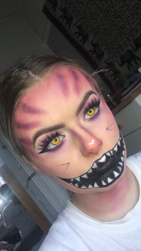 Cheshire Cat look @emilymmakeupx on instagram using just makeup x Halloween Makeup Ideas For Women, Cheshire Cat Makeup, Cheshire Cat Halloween, Alice In Wonderland Makeup, Wonderland Makeup, Cheshire Cat Costume, Cat Halloween Makeup, Marla Singer, Makeup Photos