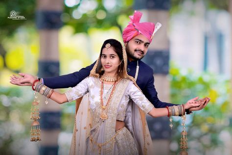 couple photo Photo Poj, New Dulhan Pose, Mehendi Photoshoot, Marriage Poses, Haldi Ceremony Outfit, Indian Bride Poses, Indian Bride Photography Poses, Indian Wedding Poses, Groom Photoshoot