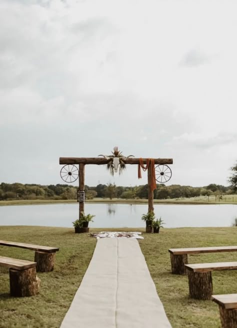 Western Wedding Hay Bales, Western Venues For Weddings, Farm Wedding Isles, Western Wedding Ceremony Seating, Hay Field Wedding Ceremony, Open Pasture Wedding, Outdoor Western Wedding Ideas, Western Arbor Wedding, Western Alter Wedding