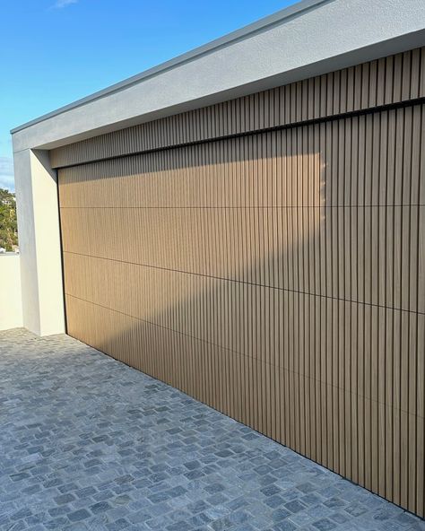 timber batten garage door Garage Pocket Door, Wooden Garage Doors Modern, Wood Slat Garage Door, Wood Panel Garage Doors, Mid Century Modern Garage Door, Fake Garage Door, Modern Garage Doors Ideas, Wood Look Garage Doors, Garage Door Exterior