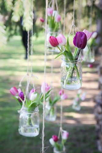 Hanging Tulips, Garden Styling, Bouquet Pastel, Tulip Wedding, Deco Champetre, Hanging Mason Jars, Easter Wedding, Spring Wedding Decorations, Hanging Vases