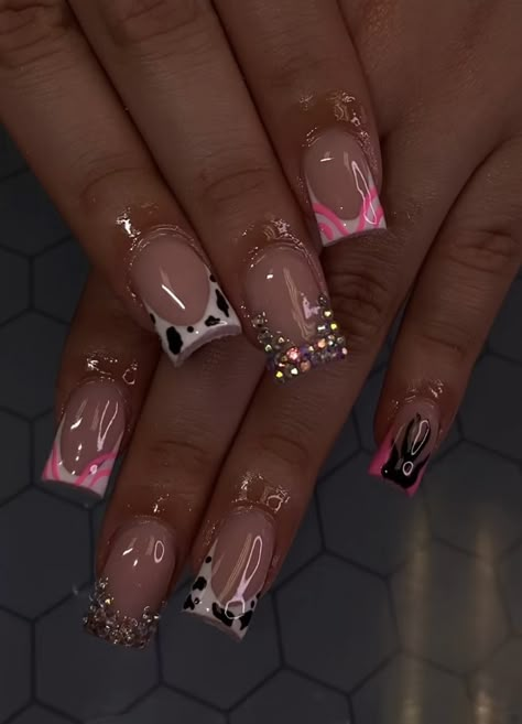 Short Square Acrylic Nails Colorful French Tip, Nails Idea Medium, Short Frenchies Nails With Design, 25th Birthday Nails Short, Short Acrylic Nails Designs With Charms, Short Birthday Set Nails, Short Dramatic Acrylic Nails, Cute Short Set Acrylic Nails, Short Nails Extra