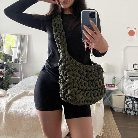 Crochet Sling Bags ideas 2023 Chunky Yarn Bag, Chunky Crochet Bag, Crossbody Crochet Bag, Sling Bag Crochet, Crossbody Bag Crochet, Crochet Sling Bag, Crochet Crossbody Bag, 100 Crochet Stitches, Lagos Fashion Week