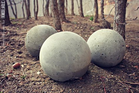 IMG_1429 Diy Cement Planters, Globe Diy, Garden Spheres, Diy Cement, Garden Globes, Cement Garden, Landscaping Diy, Garden Balls, Cement Diy