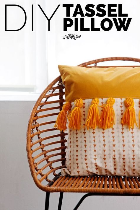 Sewing Pillows Decorative, Yarn Tassel, Tassel Pillow, Pillow Tutorial, Costura Diy, Pillows Decorative, Diy Tassel, Sewing Pillows, Yarn Diy