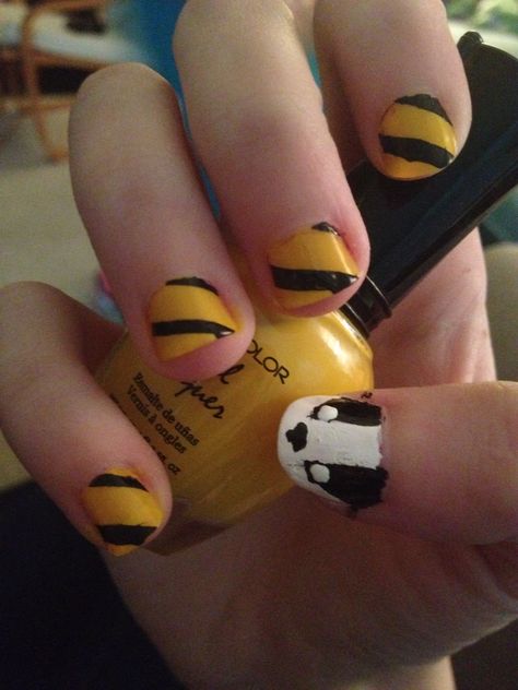 Satsuma's freehand Hufflepuff nails! I actually only managed to get one hand done in the course of an entire evening XD Hufflepuff Acrylic Nails, Hufflepuff Nail Art, Hufflepuff Manicure, Hufflepuff Nails, Easy Harry Potter Nail Designs, Simple Harry Potter Nails Ravenclaw, Harry Potter Nails Designs Hufflepuff, Harry Potter Nails Hufflepuff Easy, Harry Potter Nails Designs