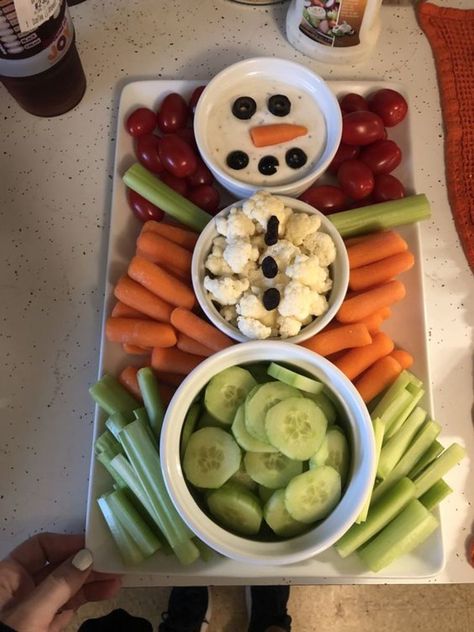 Snowman Vegetable Platter, Snowman Vegetable Tray, Snowman Veggie Platter, Fun Christmas Food Snacks, Winter Veggie Tray, Christmas Vegetable Tray Ideas, Snowman Veggie Tray, Holiday Food Ideas Christmas Dinner, Veggie Snowman