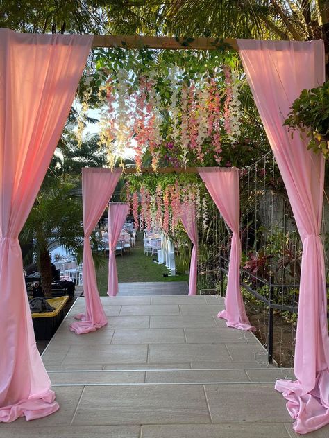 Quince Outdoor Ideas, Quinceanera Background Ideas, 15 Pink Decorations, Outdoor Sweet 16 Party Decorations, Quinceañera Outdoor Ideas, House Quinceanera Party, Quinceanera Outside Decoration, Pink Quinceanera Venue Ideas, Quince Outside Party