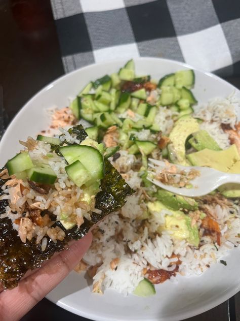 Salmon Rice And Seaweed, Seaweed Meal Ideas, Seaweed Food Ideas, Seaweed Meals, Salmon Rice Seaweed, Seaweed Bowl, Seaweed And Rice, Seaweed Rice, Avocado Recipes Healthy