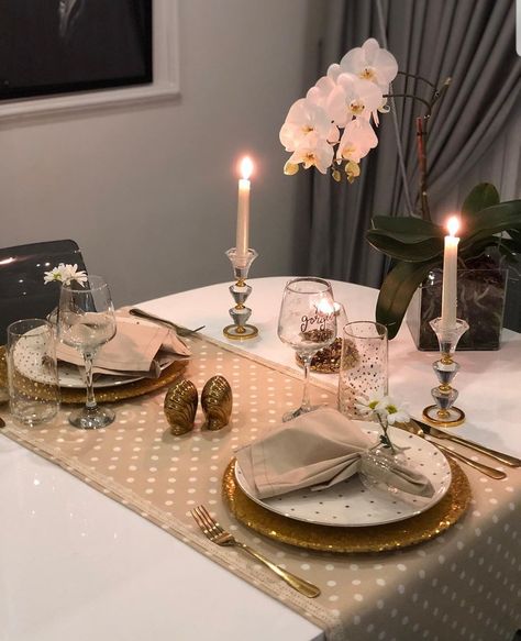 Romantic Table Set Up For 2, Dinner For 2 Table Setting, Table Setting For Two, Romantic Table Setting For Two At Home, Romantic Dinner Table Setting, Romantic Dinner Tables, Dinner Table Set Up, Round Dining Table Decor, Romantic Dinner Decoration