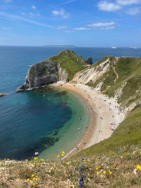 Durdle Door beach on the Jurassic Coast near Lulworth in Dorset, England. Dorset Beach, Jess Core, Dorset Uk, Durdle Door, Northern Island, Dorset Coast, Catch Flights, Dorset England, Family Vacay