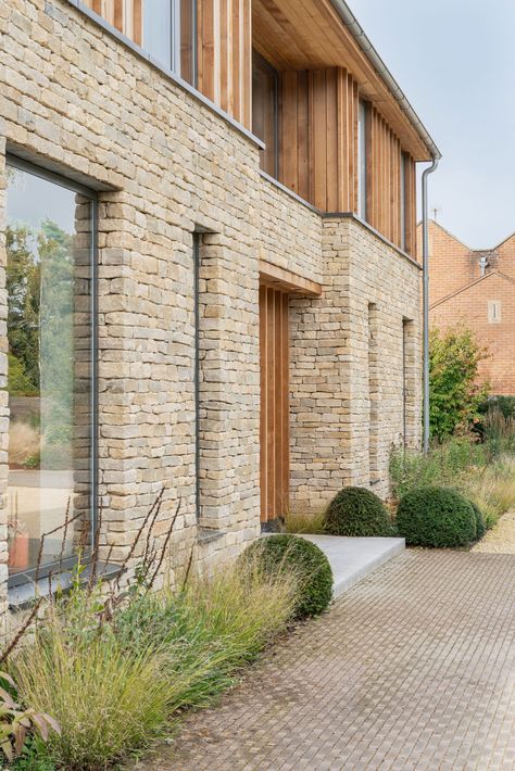 Contemporary front driveway with planting — INNES DESIGN STUDIO Victorian Terrace Garden, Steel Retaining Wall, Front Driveway, Japanese Courtyard, Small Back Gardens, Courtyard Plants, Clay Pavers, Georgian Terrace, Driveway Ideas